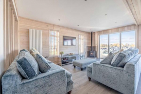 Stylish Lodge At Windsor Racecourse Marina